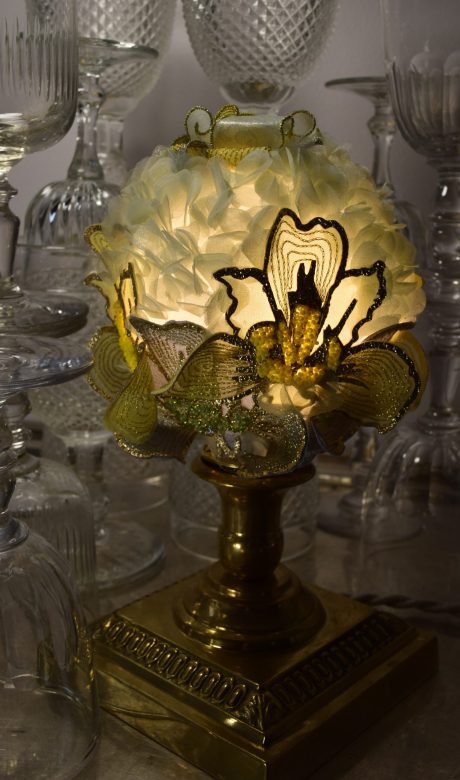 Lampe de table artichaut allumée