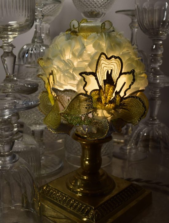 Lampe de table artichaut allumée
